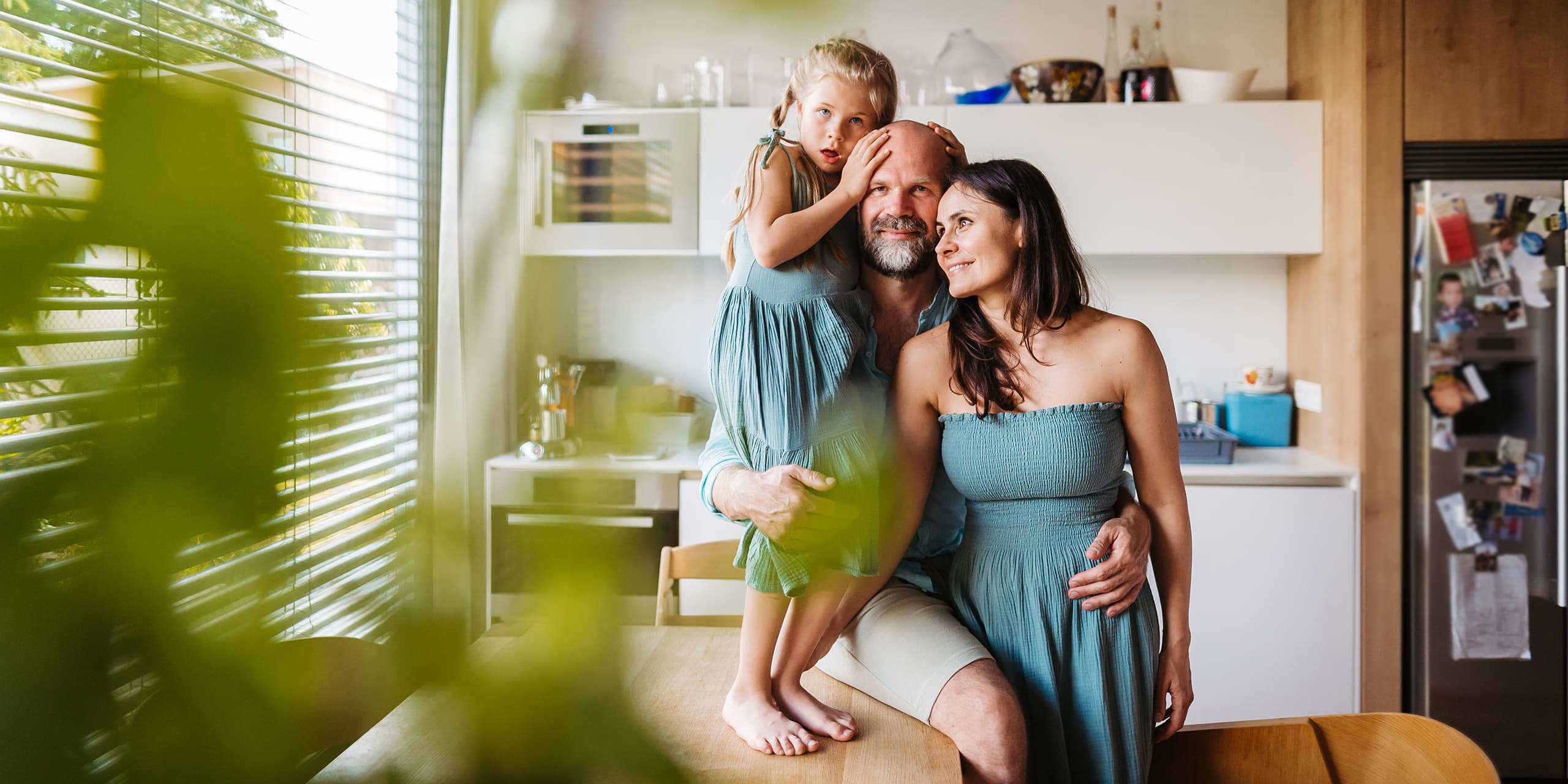 Ein Mann und eine Frau mit Tocher stehen in einer Küche
