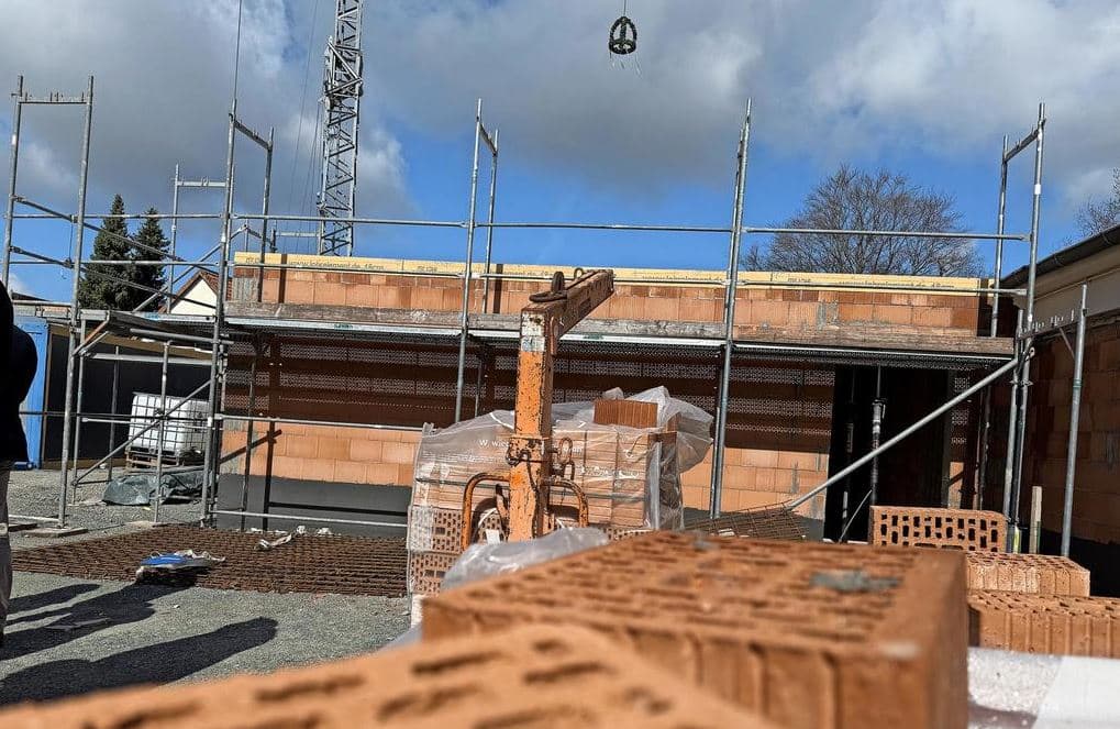 Vorschaubild des Presseartikels Rohbau des neuen Rhedener Feuerwehrhauses steht